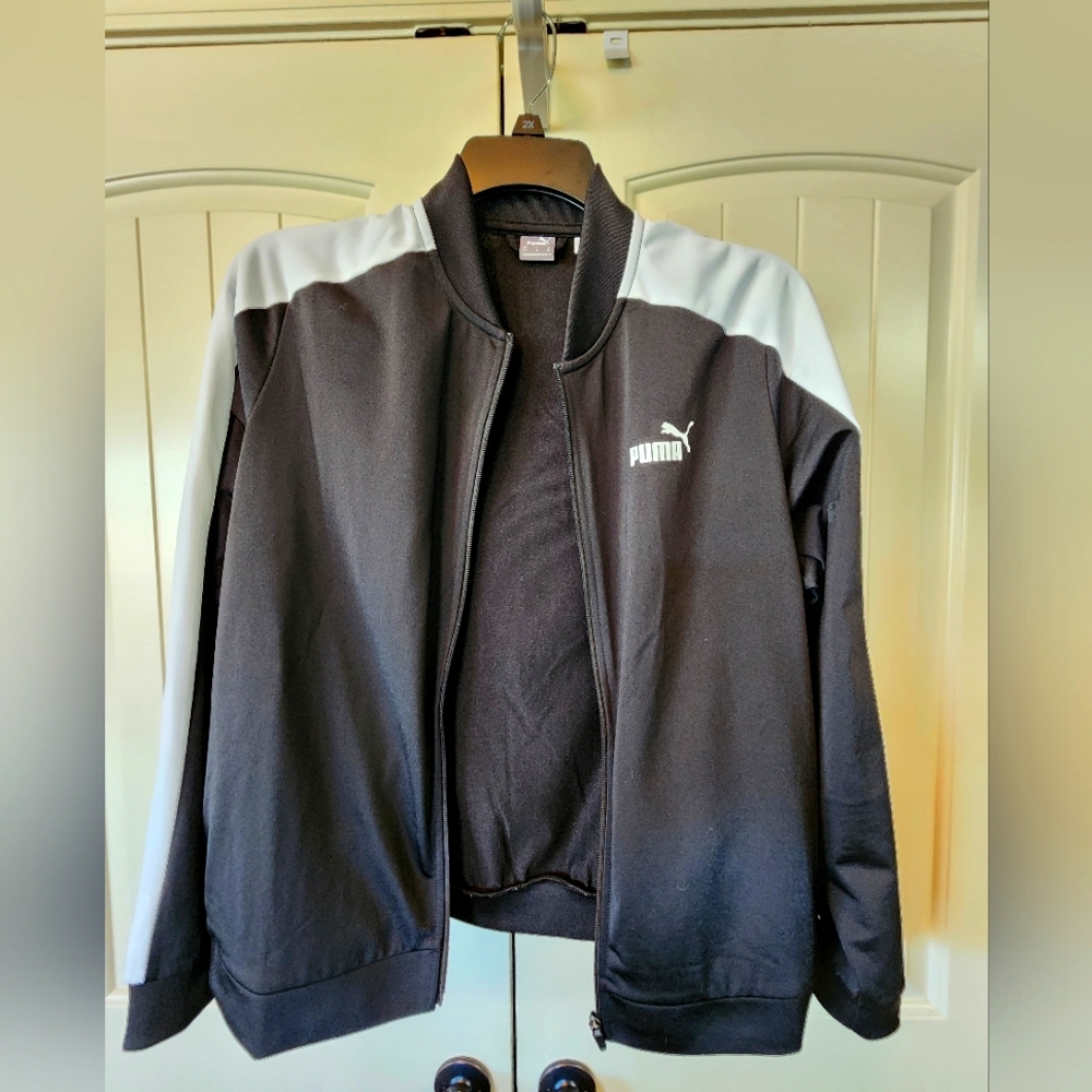 Woman PUMA wind breaker jacket. Size XL (fits loose imo)